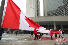 加拿大国旗日60周年:加拿大人以行动展现爱国热